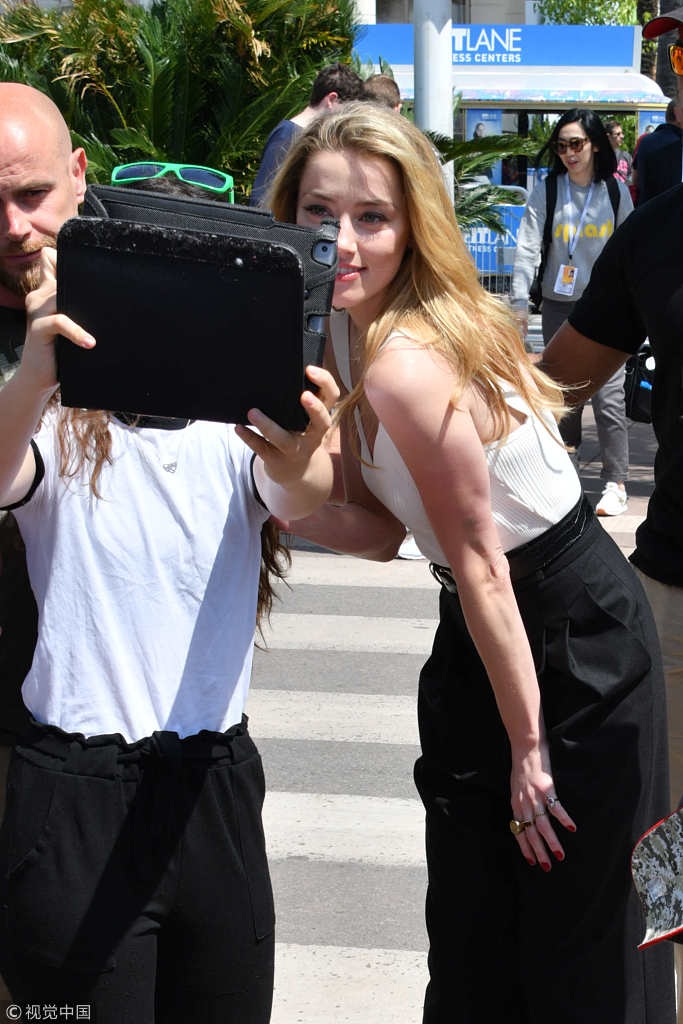 组图:德普前妻艾梅柏白背心露排骨胸 俯身合影男粉丝