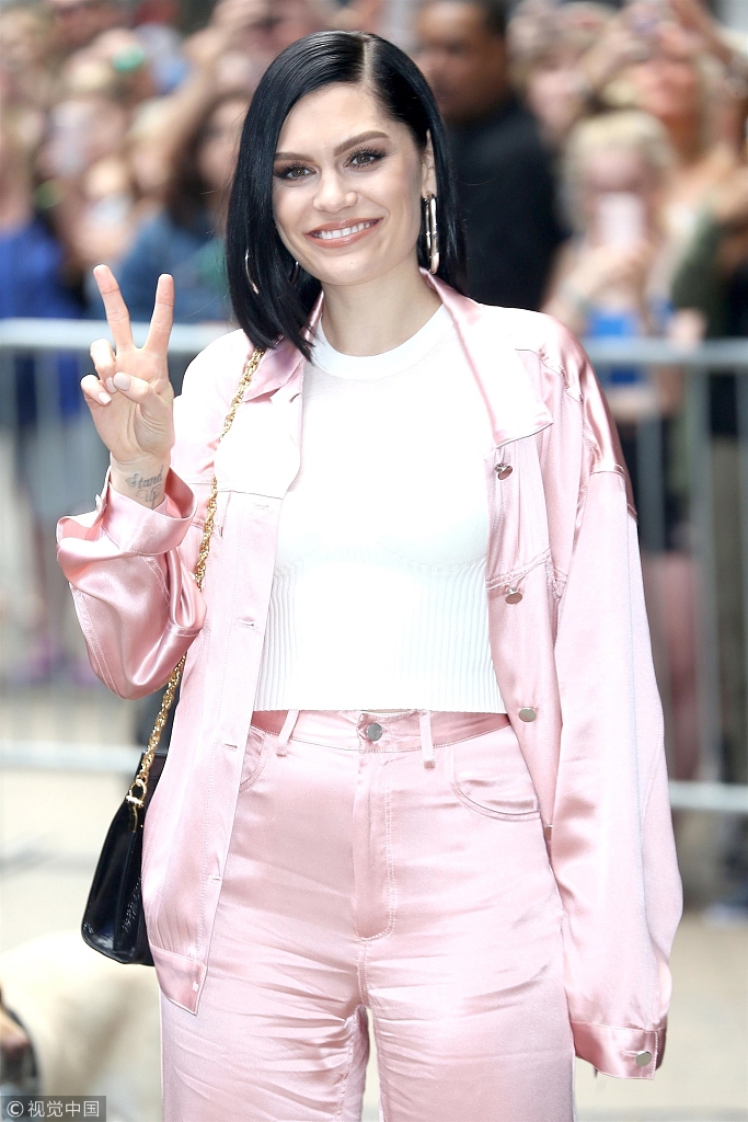 组图:结石姐jessie j走路生风 穿粉衣比剪刀手卖萌_高清图集_新浪网
