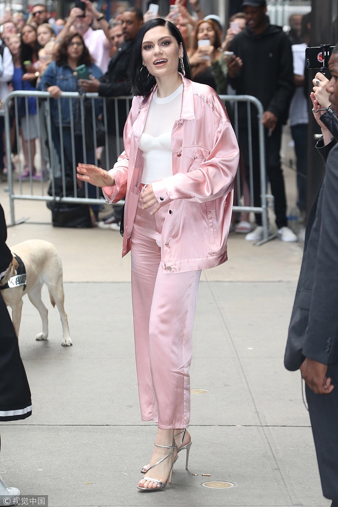 组图:结石姐jessie j走路生风 穿粉衣比剪刀手卖萌