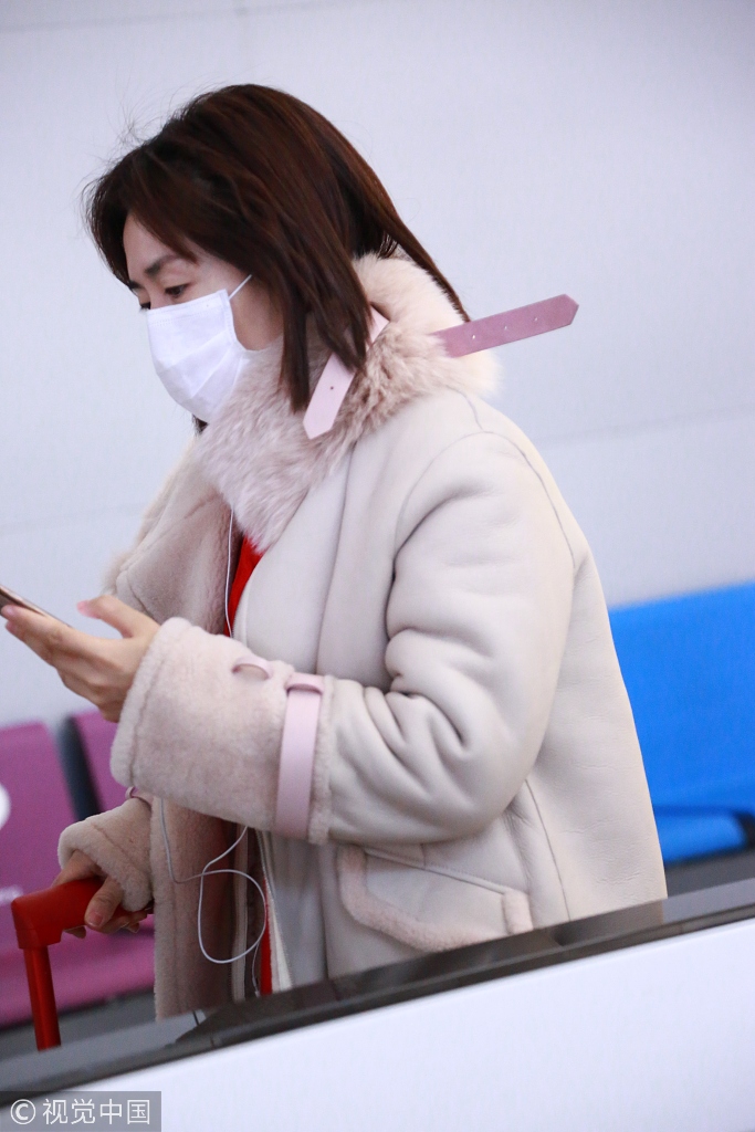 组图:谢娜风波过后首现身机场 打扮粉嫩一路低头看手机