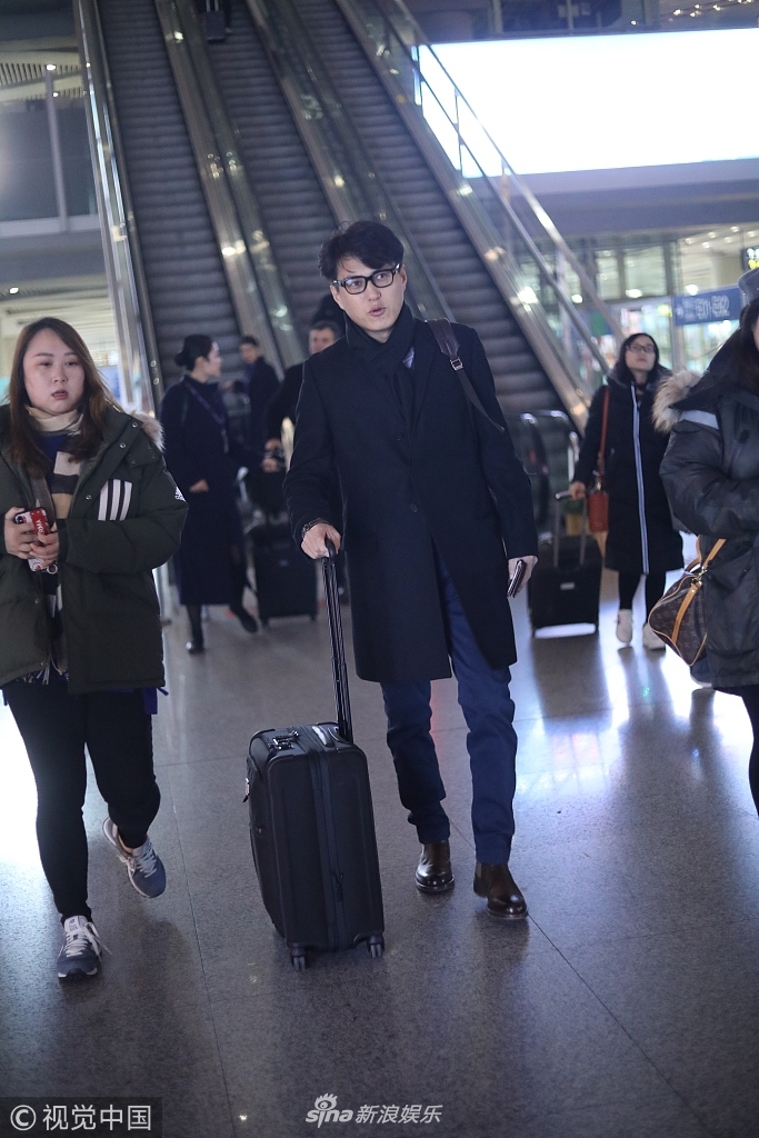 组图:靳东清早赶飞机素颜戴黑框眼镜 大衣笔挺精英范儿