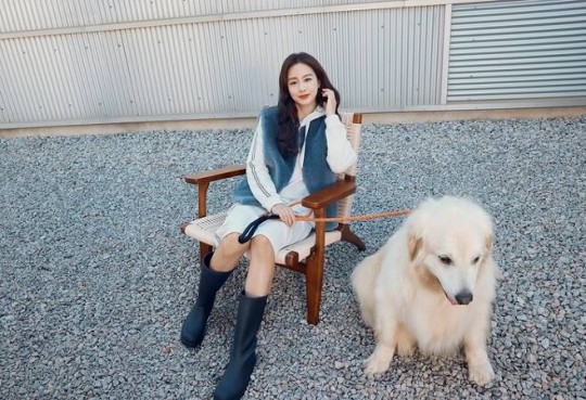 组图：41岁金泰希拍写真美如少女时 手牵大狗气质温柔