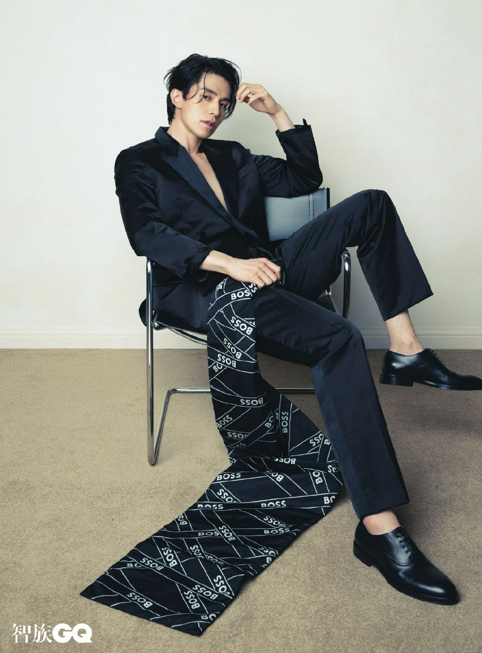 组图：40岁李栋旭登中国版《GQ》 小鹿眼迷离温柔动人