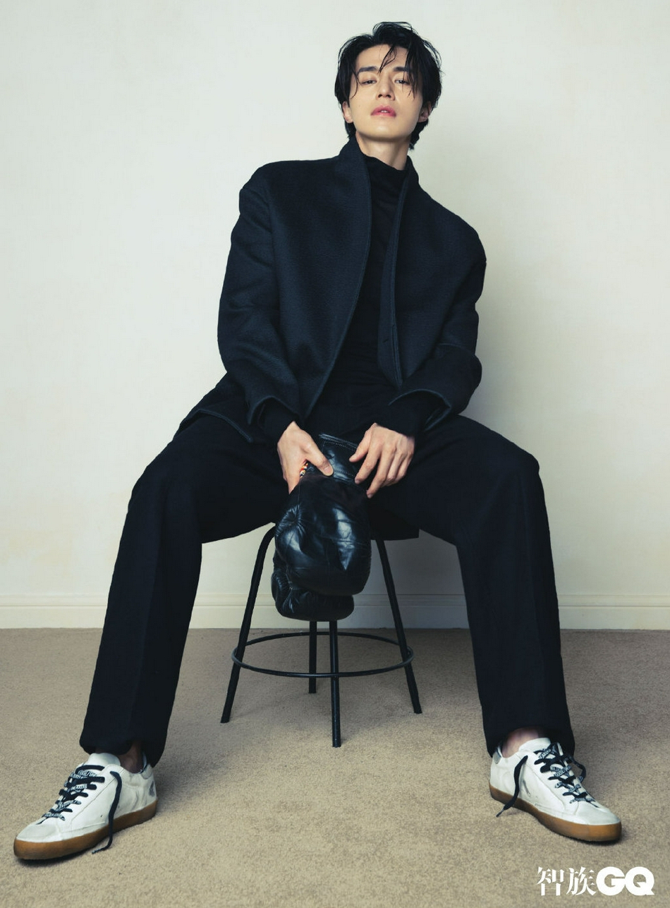 组图：40岁李栋旭登中国版《GQ》 小鹿眼迷离温柔动人