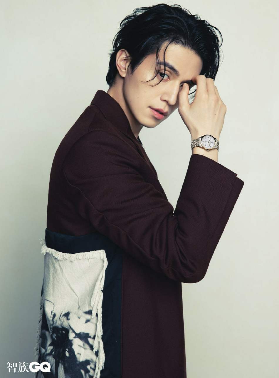 组图：40岁李栋旭登中国版《GQ》 小鹿眼迷离温柔动人