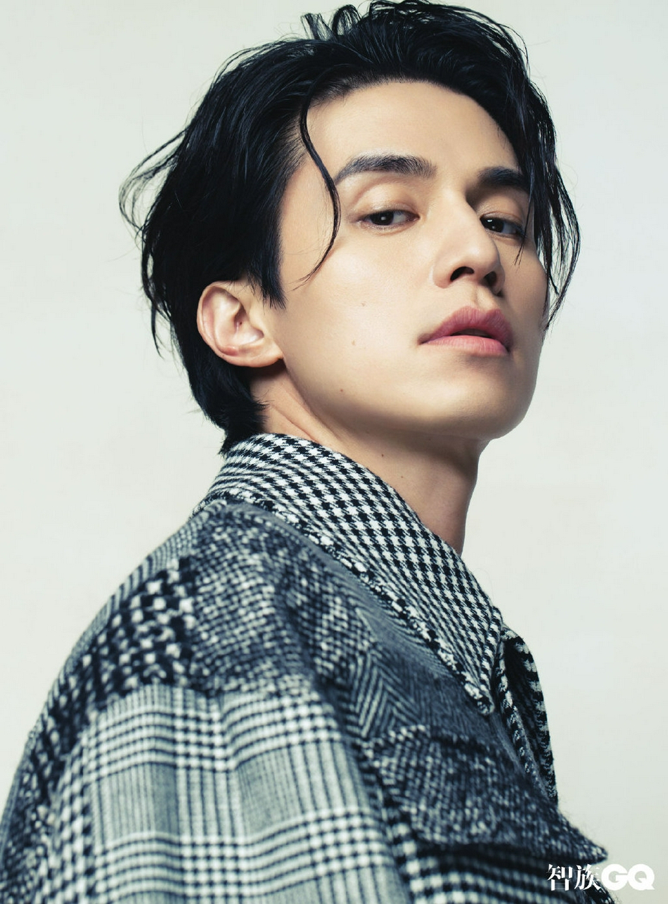 组图：40岁李栋旭登中国版《GQ》 小鹿眼迷离温柔动人