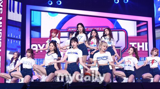 組圖：韓女團IZONE登打歌舞臺奪冠 穿白T恤短褲活力四射