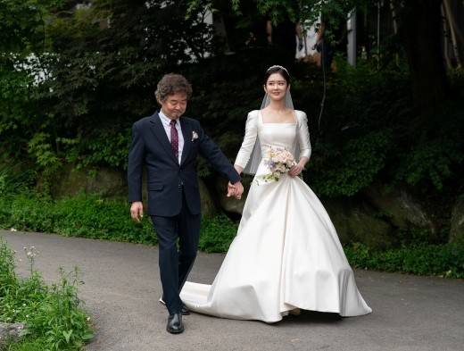 組圖：張娜拉婚禮官方照公開 發感言要“當好妻子和演員”