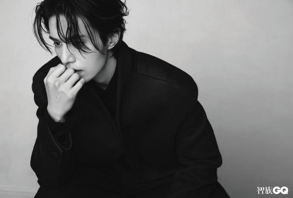 组图：40岁李栋旭登中国版《GQ》 小鹿眼迷离温柔动人
