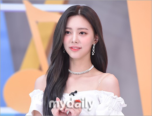 組圖：韓女團DIA成員權恩彩錄節目 穿白裙撩發露香肩