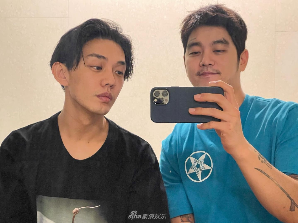 組圖：劉亞仁男友分享情侶合照 二人做搞怪表情對鏡自拍