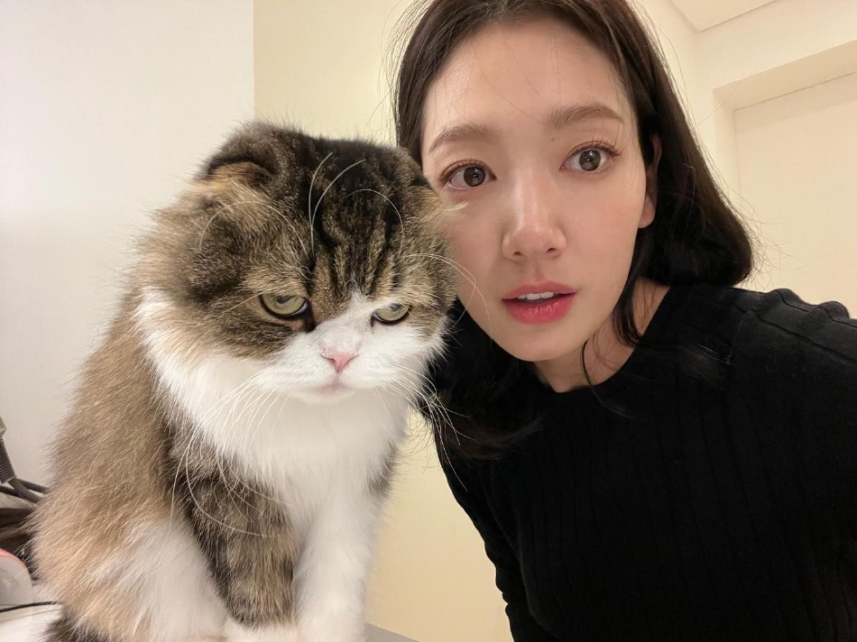 组图:朴信惠产子大半年后将复出 晒自拍状态恢复