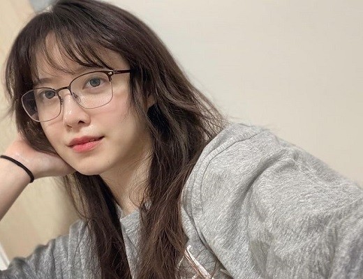 组图：具惠善晒近照淡妆自拍 戴眼镜面板水嫩
