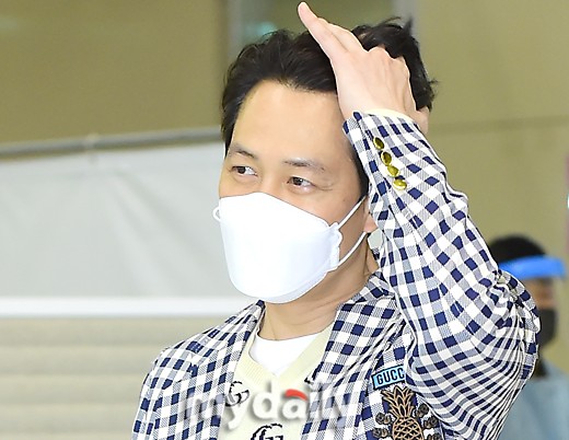 组图：李政宰结束美国行程返韩 穿学院风外套不像50岁