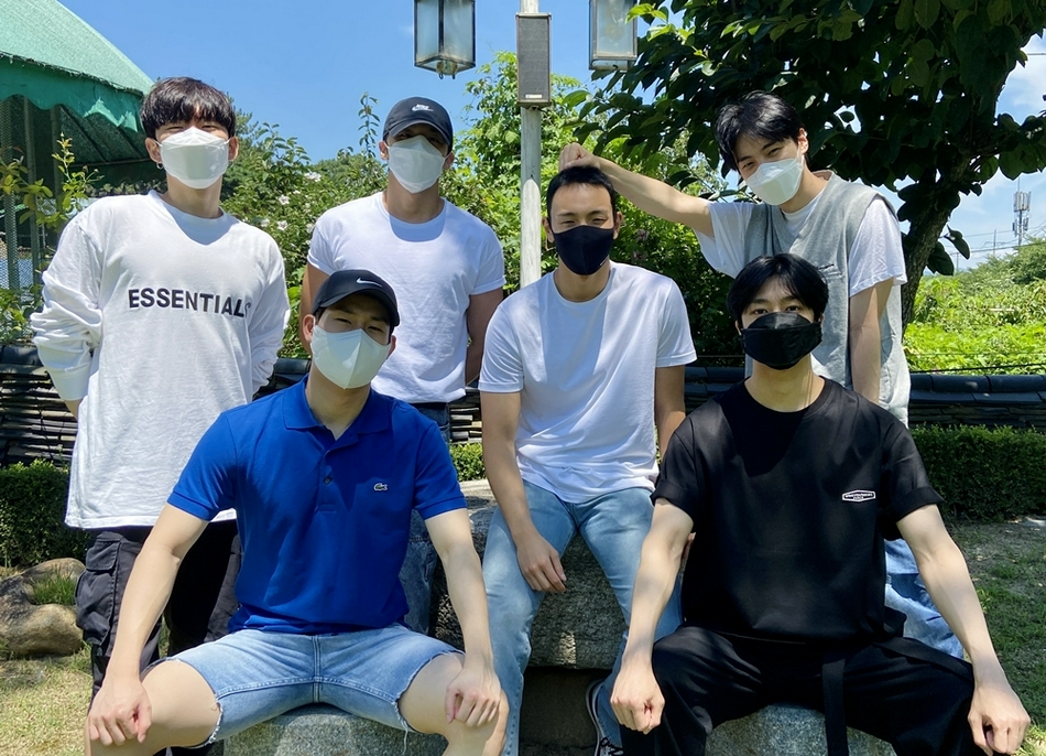 組圖：MONSTA X成員Shownu參軍 組合全員送行