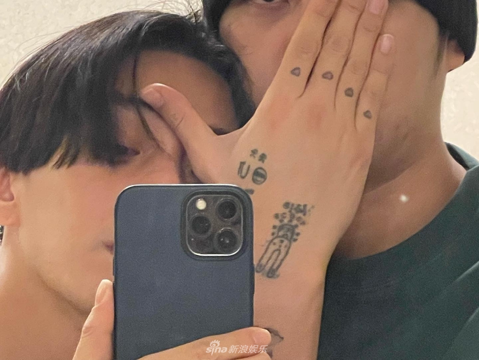 組圖：劉亞仁男友分享情侶合照 二人做搞怪表情對鏡自拍