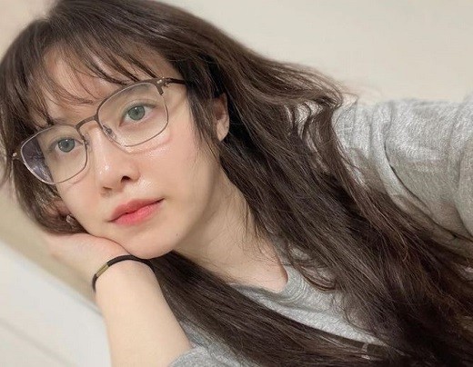 组图：具惠善晒近照淡妆自拍 戴眼镜面板水嫩