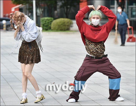 組圖：泫雅與男友公開亮相花式比心 對鏡頭攬腰抱抱