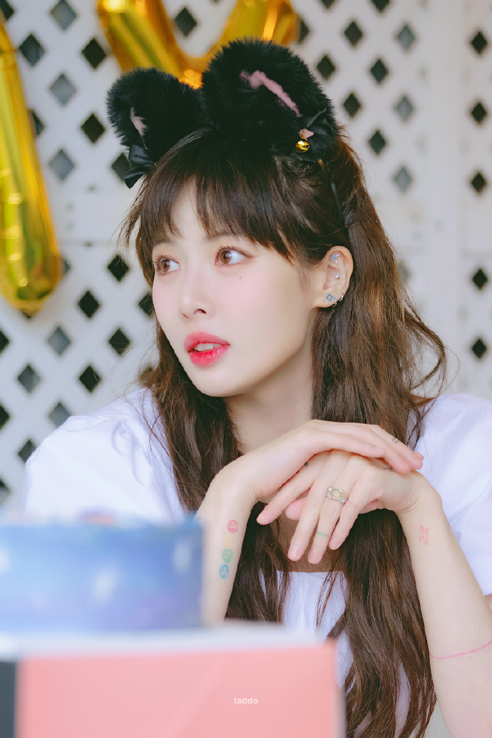 组图:泫雅举办30岁生日会笑容甜 穿白裙亮相清纯乖巧