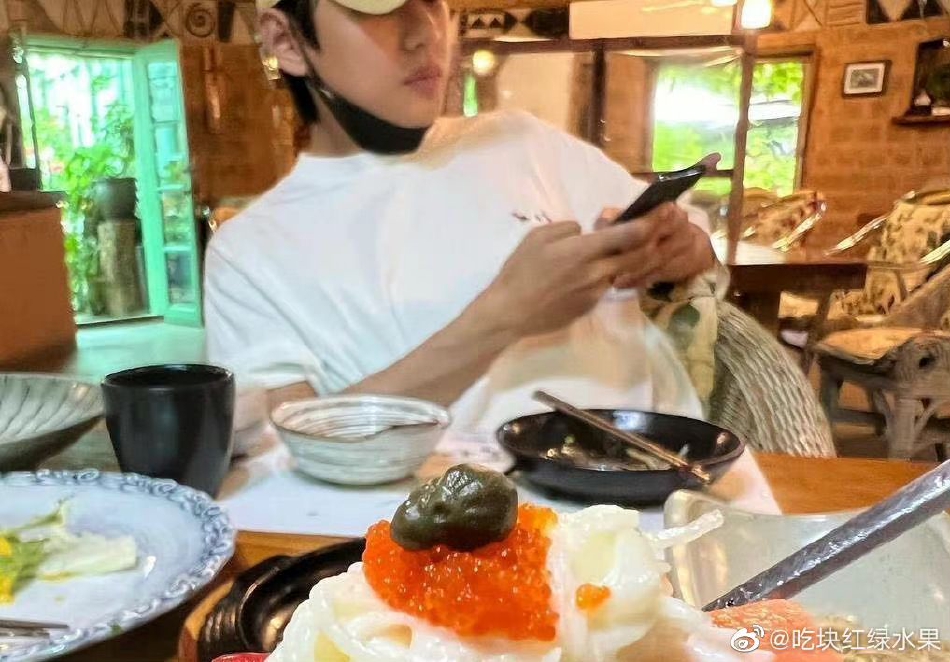 组图：网曝疑似JENNIE金泰亨同框照 戴帽子素颜低调吃饭
