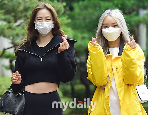 組圖：SISTAR多順孝琳合體亮相上班路 好姐妹親密攬腰