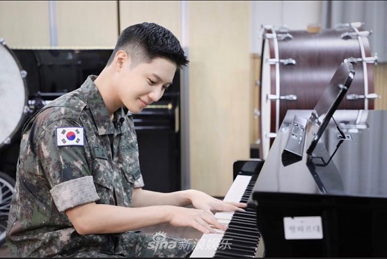 組圖：SHINee李泰民服兵役近況公開 穿制服彈鋼琴畫面帥氣
