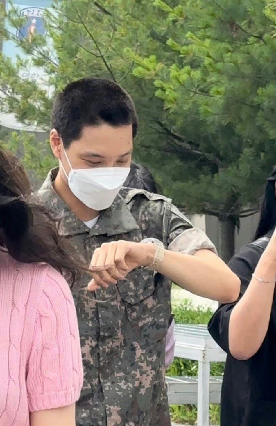 组图:exo金钟仁出席新兵训练结业式 将正式服公益兵役