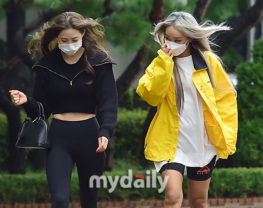 組圖：SISTAR多順孝琳合體亮相上班路 好姐妹親密攬腰