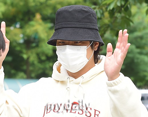 組圖：韓星樸正民出演SBS電臺節目 與路人親切合影