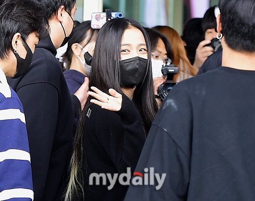 組圖：BLACKPINK金智秀飛往巴黎時裝週 挑染新發色現機場