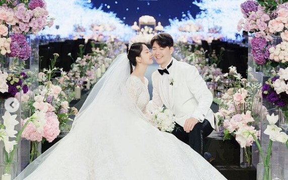 組圖：韓主持人樸秀洪晒婚紗照 被哥嫂反對52歲才結婚