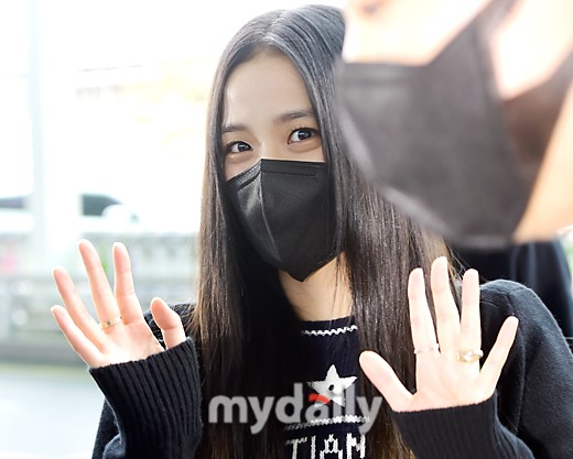 組圖：BLACKPINK金智秀飛往巴黎時裝週 挑染新發色現機場