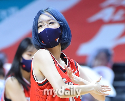 組圖：韓國啦啦隊女郎清涼助陣籃球賽 戴口罩難掩清純美貌