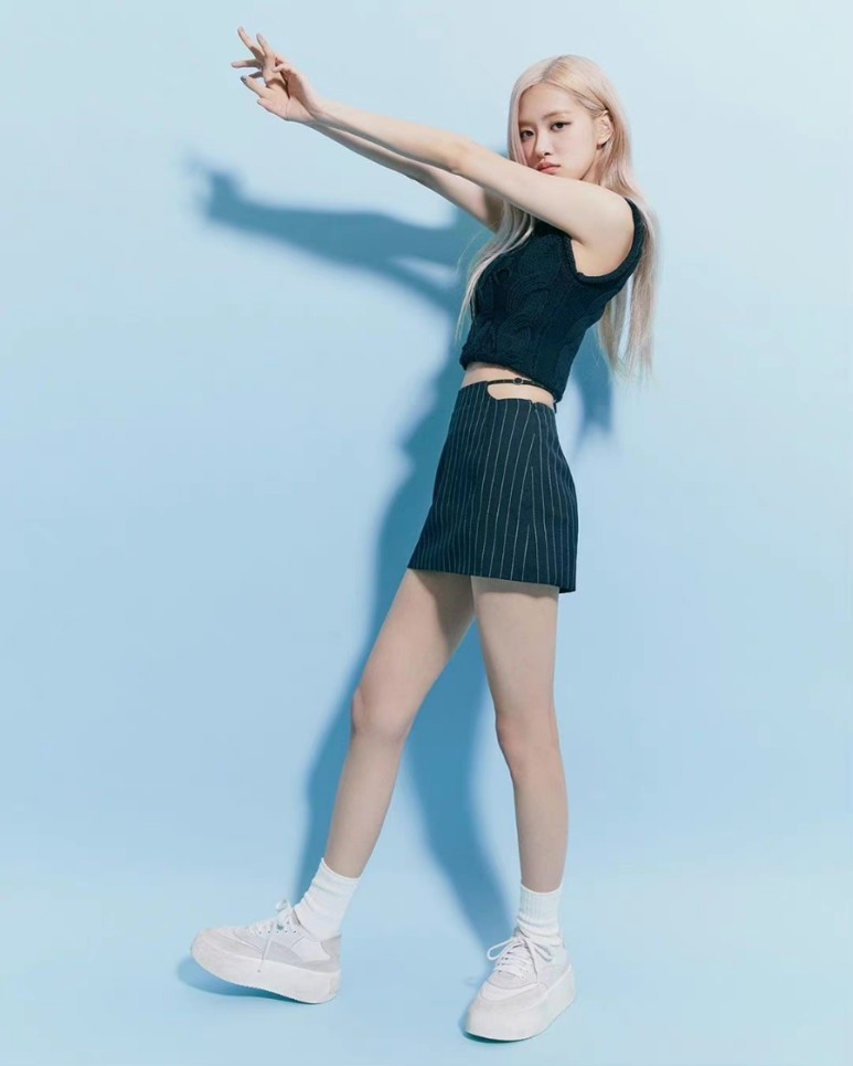 组图：Rose朴彩英拍春季休闲写真 蓝白色调展青春活力