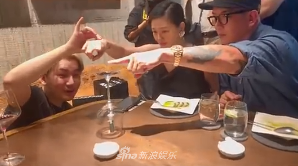 组图：大S携夫与众明星好友聚会 具俊晔周杰伦自拍合影