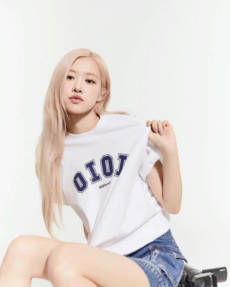 组图：Rose朴彩英拍春季休闲写真 蓝白色调展青春活力