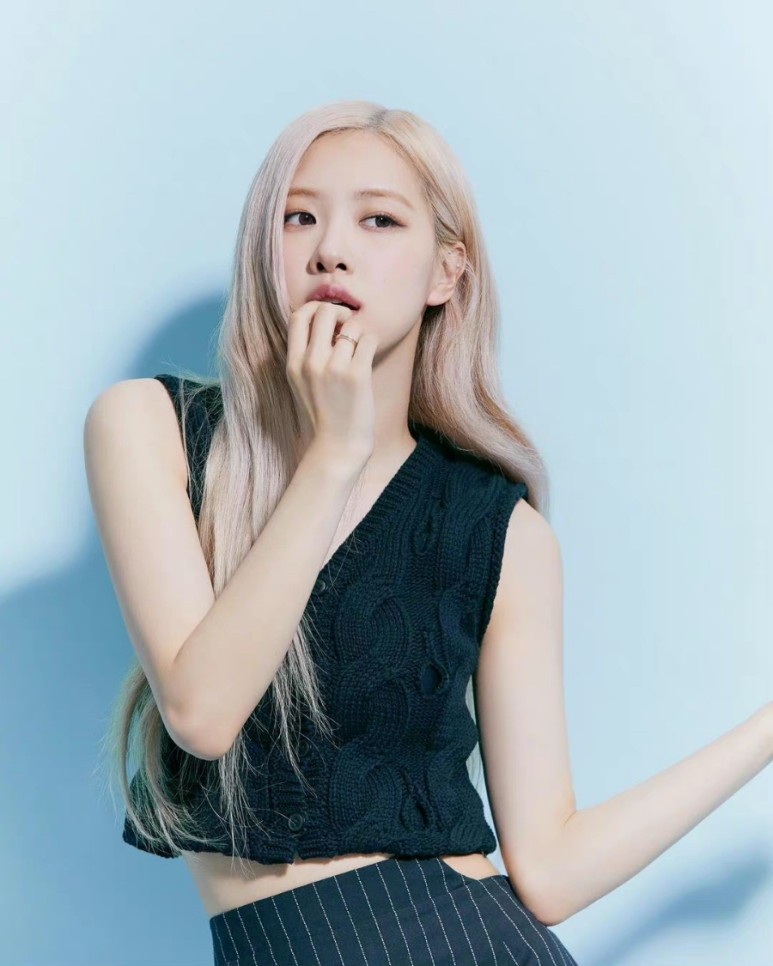 组图：Rose朴彩英拍春季休闲写真 蓝白色调展青春活力