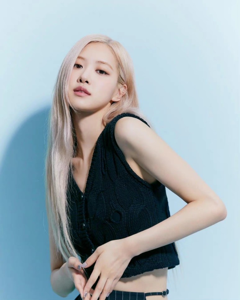 组图：Rose朴彩英拍春季休闲写真 蓝白色调展青春活力