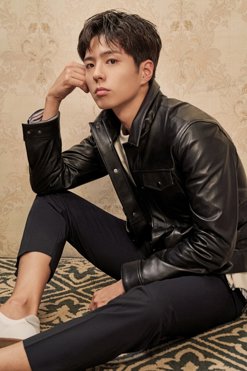 新浪娱乐讯 韩国艺人朴宝剑近日为代言男装品牌拍摄了一组2019春夏季