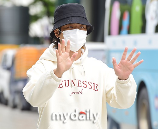 組圖：韓星樸正民出演SBS電臺節目 與路人親切合影