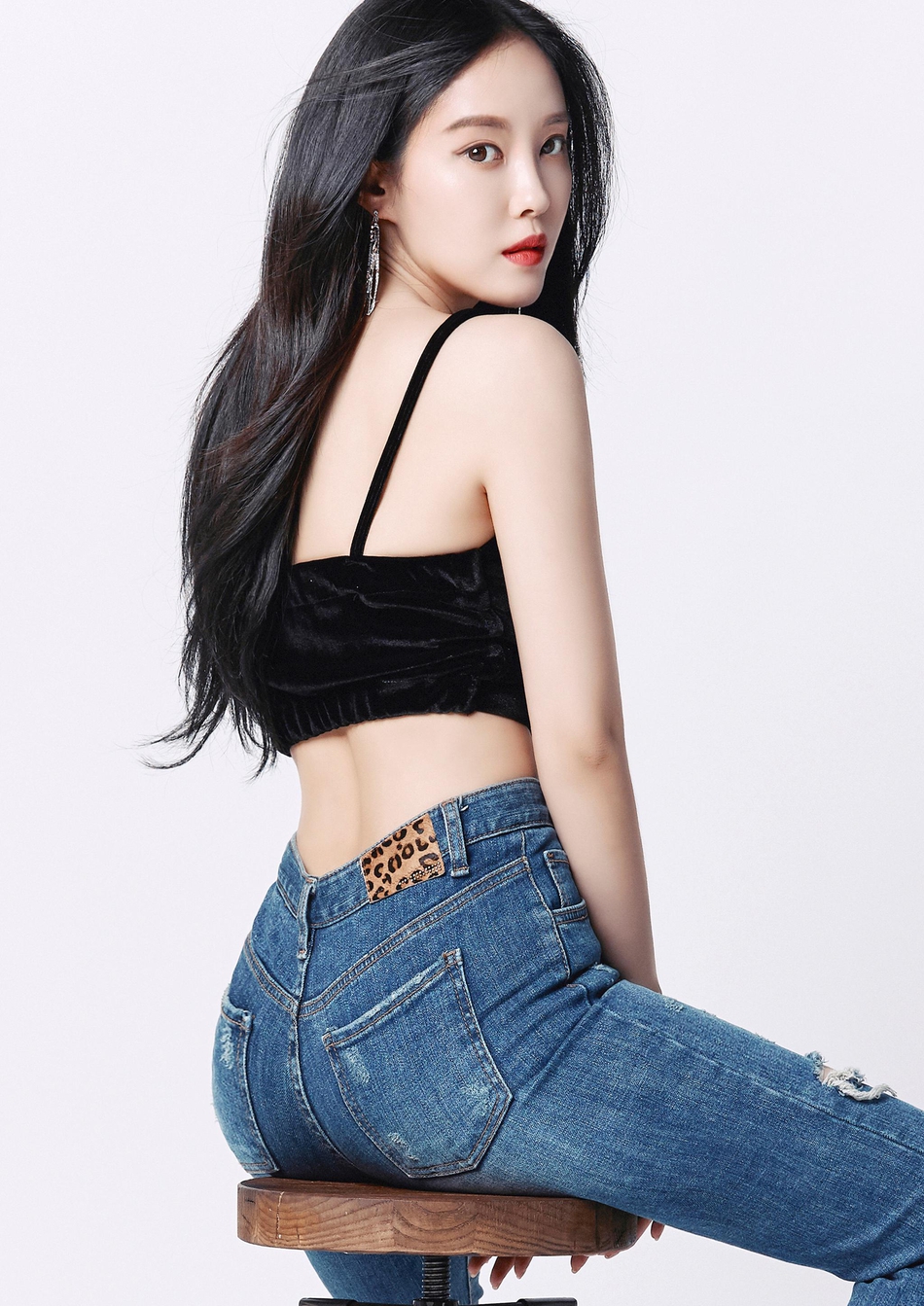 组图:t-ara朴孝敏写真身材诱人 穿吊带秀美胸纤腰