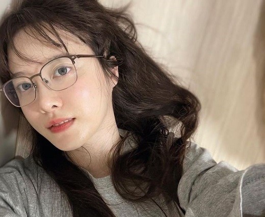 组图：具惠善晒近照淡妆自拍 戴眼镜面板水嫩