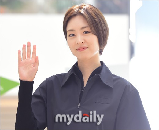 组图：韩女星李沇熹剪短发亮相 逆龄状态清纯惹人羡