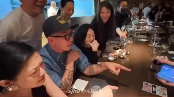 组图：大S携夫与众明星好友聚会 具俊晔周杰伦自拍合影