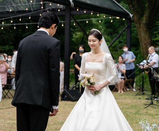 組圖：張娜拉婚禮官方照公開 發感言要“當好妻子和演員”