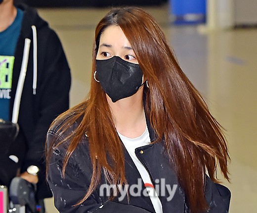 組圖：李秉憲夫婦結束美國行程回國 妻子李珉廷年輕靚麗