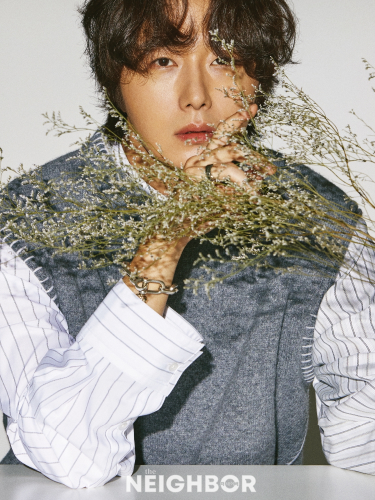 组图:丁一宇登时尚杂志拍写真 长卷发演绎浪漫秋季