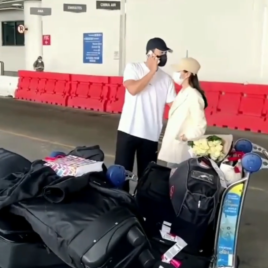 组图：玄彬美国街头霸气护妻帮挡车 孙艺珍主动为粉丝签名