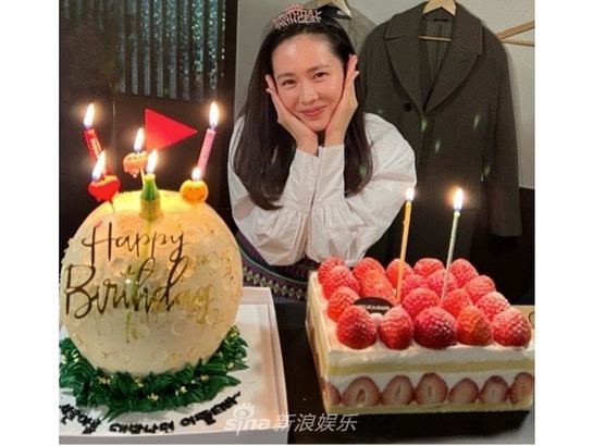 组图：孙艺珍庆祝40岁生日鲜花围绕 幸福满溢笑容甜