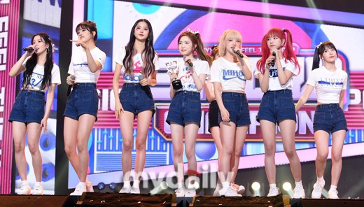 組圖：韓女團IZONE登打歌舞臺奪冠 穿白T恤短褲活力四射